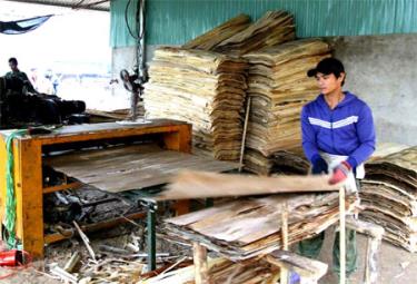 Chế biến gỗ rừng trồng tại HTX Dịch vụ tổng hợp Kiên Thành, huyện Trấn Yên.