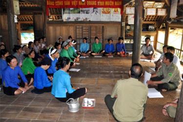 Công an xã Minh Tiến, huyện Lục Yên tuyên truyền tác hại của ma túy.