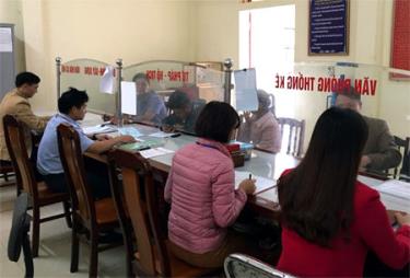 Cán bộ xã Châu Quế Hạ giải quyết các TTHC cho người dân.