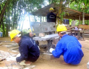 Để phòng chống và cai nghiện có hiệu quả, người nghiện trên địa bàn huyện Văn Chấn cần được đưa vào cơ sở cai nghiện, điều trị thay thế bằng Methadone và quản lý tốt tại cộng đồng. (Ảnh: Học viên cai nghiện tại Cơ sở cai nghiện ma túy tỉnh được cai nghiện, quản lý và học nghề).