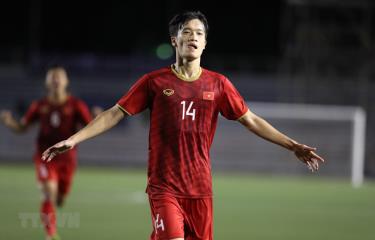 Tiền vệ Hoàng Đức (14) ăn mừng sau khi ghi bàn nâng tỷ số lên 2-1 cho U22 Việt Nam.