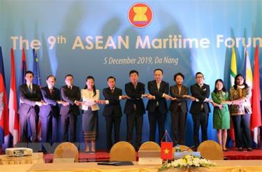 Các đại biểu dự Diễn đàn Biển ASEAN chụp ảnh chung.