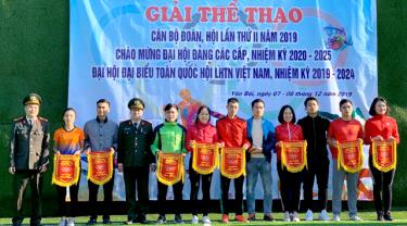 Ban tổ chức tặng cờ lưu niệm cho các đội tham dự Giái thể thao.