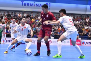 Tuyển futsal Việt Nam (áo trắng) để thua Thái Lan.