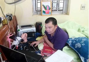 Dù bị tàn tật nhưng link dafabet Lý Xuân Tuyến không ngừng vươn lên, tự học hỏi, trau dồi kỹ năng để giúp đỡ học sinh quê mình.