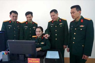 Thượng tá Trần Xuân Hướng - Trưởng ban Khoa học Quân sự Bộ CHQS tỉnh trao đổi nghiệp vụ công tác quản trị mạng dafabet link Thượng úy Đoàn Thị Hạnh và cán bộ chiến sĩ trong đơn vị.