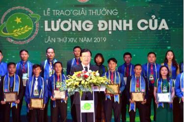 Phó Thủ tướng Trịnh Đình Dũng ghi nhận và biểu dương thành tích xuất sắc của những tấm gương tiêu biểu được trao Giải thưởng Lương Định Của năm 2019.