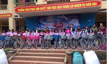 Đại diện Trường THPT Thượng Cát, quận Bắc Từ Liêm, thành phố Hà Nội trao 21 xe đạp cho các em học sinh Trường THCS xã Phúc Sơn, huyện Văn Chấn.
