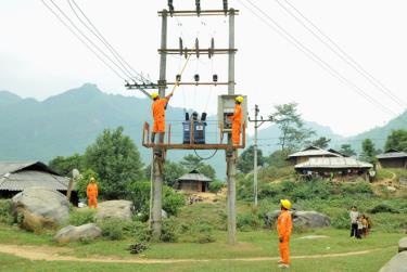 Nỗ lực đưa điện về các thôn bản vùng sâu, vùng xa trước Tết nguyên đán 2020.