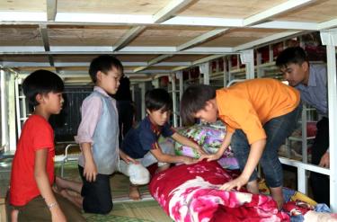 Cơ sở vật chất chật hẹp, khó khăn nhưng các em học sinh bán trú của Trường luôn giữ vệ sinh, gọn gàng, ngăn nắp.