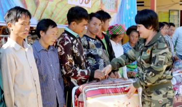 Đại diện đoàn thiện nguyện trao chăn ấm cho hộ nghèo xã Bản Mù, huyện Trạm Tấu.