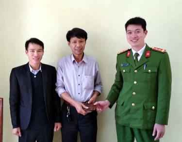 Ông Hoàng Đình Đạt nhận lại chiếc ví link vào dafabet mình.