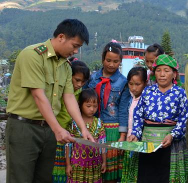 Cán bộ kiểm lâm huyện Trạm Tấu tuyên truyền phòng cháy, chữa cháy rừng cho người dân.