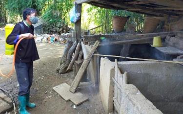 Nông dân huyện Mù Cang Chải phun khử trùng tiêu độc khu vực chăn nuôi.