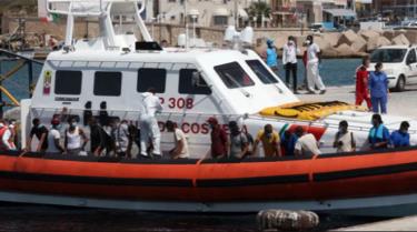 Người di cư trên tàu tuần duyên tại đảo Lampedusa, Italy vào ngày 5/9.