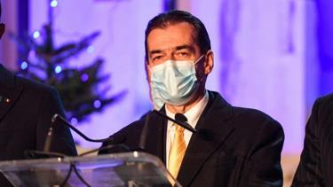 Thủ tướng Ludovic Orban phát biểu trước báo chí trong cuộc bầu cử quốc hội 2020.
