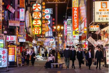 Người dân đi bộ trên một con phố Osaka, Nhật Bản.