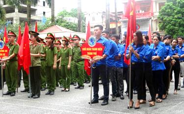 Lực lượng đoàn viên thanh niên tích cực tham gia tuyên truyền bài trừ tệ nạn xã hội.