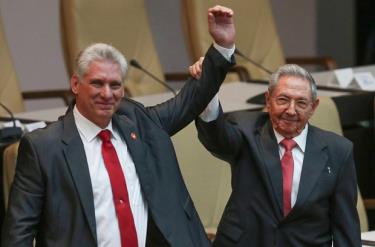 Chủ tịch Cuba Miguel Diaz-Canel (trái) và Đại tướng Raul castro, Bí thư thứ nhất Đảng Cộng sản Cuba.