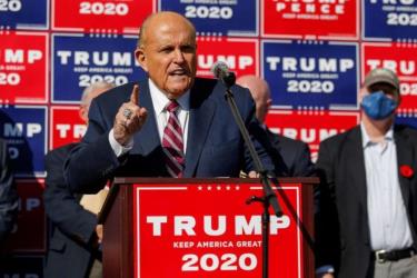 Luật sư riêng của Trump, Rudy Giuliani, tuyên bố không bỏ cuộc sau khi đơn kiện phản đối kết quả bầu cử của bang Texas bị Tòa án Tối cao Mỹ bác.