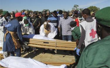 Tang lễ thường dân thiệt mạng sau vụ tấn công do phiến quân Boko Haram tiến hành tại làng Koshobe, gần Maiduguri, thủ phủ bang Borno, Nigeria, ngày 29/11.
