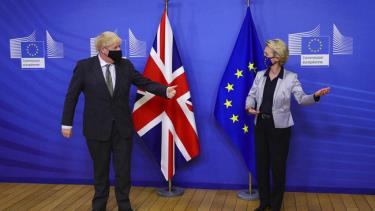Thủ tướng Anh Boris Johnson và Chủ tịch Ủy ban châu Âu Ursula von der Leyen (phải).