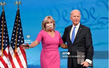 Ông Joe Biden và phu nhân Jill Biden tươi cười xuất hiện tại buổi phát biểu toàn quốc sau khi nhận được số phiếu đại cử tri áp đảo. Ảnh: AFP