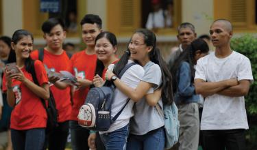 Học sinh lớp 12 sẽ được miễn thi cuối cấp vì dịch Covid-19 tại Campuchia.