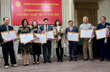 Các hội viên nhận Giải thưởng văn học nghệ thuật năm 2020.