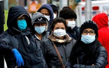 Người dân Mỹ đeo khẩu trang phòng ngừa Covid-19.