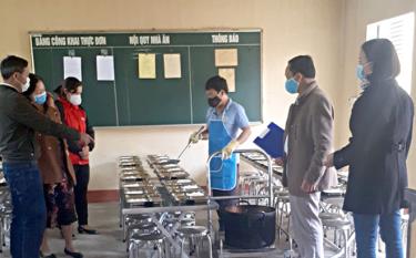 Đoàn kiểm tra về ATTP của huyện Lục Yên kiểm tra công tác đảm bảo ATTP tại Trường Tiểu học Phúc Lợi.