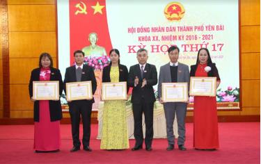 Các tập thể được khen thưởng hoàn thành xuất sắc nhiệm vụ năm 2020.