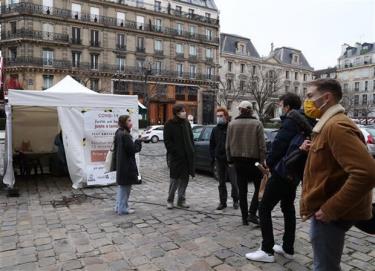 Người dân xếp hàng chờ lấy mẫu xét nghiệm COVID-19 tại Paris, Pháp.