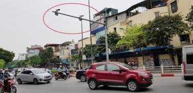 Ba camera lắp trên cùng một cần vươn tại ngã tư Nguyễn Thái Học - Cửa Nam.