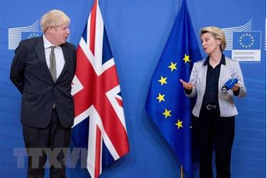 Chủ tịch Ủy ban châu Âu (EC) Ursula von der Leyen (phải) và Thủ tướng Anh Boris Johnson trong cuộc gặp tại Brussels, Bỉ, ngày 9/12/2020.