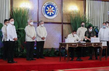 Tổng thống Philippines Rodrigo Duterte ký thông qua kế hoạch ngân sách năm 2021.