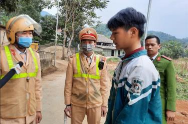 Lực lượng cảnh sát giao thông Công an huyện Lục Yên nhắc nhở người tham gia giao thông chấp hành nghiêm chỉnh pháp luật về an toàn giao thông tại xã Phúc Lợi.