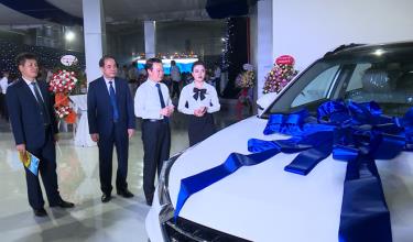 Local officials visit the showroom at 3S Hyundai Yen Bai