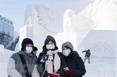 Du khách tại Lễ hội tuyết Sapporo 2020.