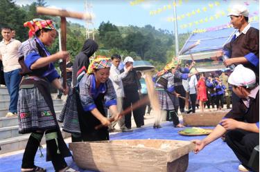 Hội thi giã bánh dày luôn thu hút sự quan tâm của du khách thập phương khi đến Mù Cang Chải. (Ảnh: Thanh Chi)