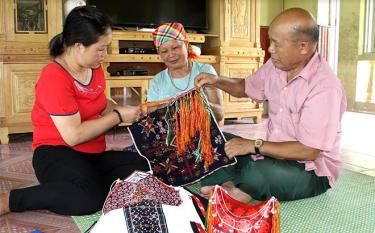 Ông Đặng Hồng Quân - Trưởng Giám dòng họ Đặng (bên phải), tuyên truyền giáo dục về truyền thống dòng họ, lưu giữ và bảo tồn bản sắc văn hóa của người Dao.
