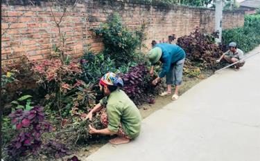 Các thành viên tổ tự quản vệ sinh môi trường xã Tuy Lộc, thành phố Yên Bái dọn dẹp đường làng, ngõ xóm.