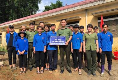 Đoàn Thanh niên Công an tỉnh hỗ trợ xây dựng Công trình “Con đường em đến trường” tại huyện Trạm Tấu.