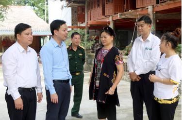 Đồng chí An Hoàng Linh - Bí thư Huyện ủy Yên Bình thăm mô hình homestay của gia đình anh Tướng Văn Hoàn ở thôn Ngòi Tu, xã Vũ Linh.