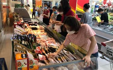 Supermarkets and sale agents pledge to offer goods at stable prices
