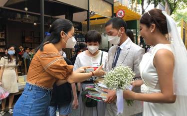 The special wedding of a Yen Bai groom and his bride who only receive books as gifts, takes place in the Book Street of Ho Chi Minh City.