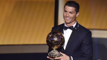 Ronaldo đã có năm Quả Bóng Vàng, các năm 2008, 2013, 2014, 2016, 2017 - kém Messi hai danh hiệu.