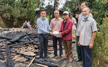 Hội Cựu chiến binh xã Minh Quân hỗ trợ gia đình hội viên bị hỏa hoạn.