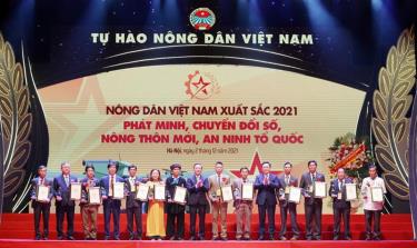 Tại buổi lễ, Chủ tịch Quốc hội Vương Đình Huệ và Chủ tịch Hội Nông dân Việt Nam Lương Quốc Đoàn đã trao danh hiệu Nông dân Việt Nam xuất sắc cho nhóm nông dân thuộc lĩnh vực chuyển đổi số, xây dựng nông thôn mới và bảo vệ an ninh - quốc phòng.
