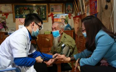Đồng chí Lê Thị Hồng Vân - Giám đốc Sở dafabet com cùng cán bộ dafabet com thăm khám sức khỏe cho người có công với cách mạng của xã Nậm Búng.
